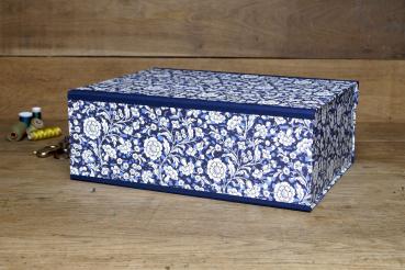 Nahaufnahme blaue Schachtel, Bezugsmaterial italienisches Buntpapier blau mit floralen Ornamenten, innen schwarz
